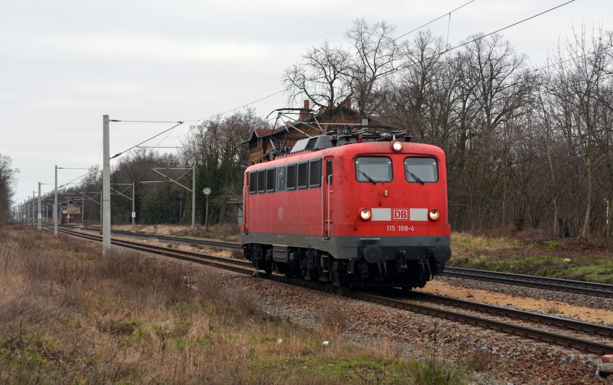Der PbZ 2467 von Berlin nach Leipzig kam am 16.02.16 in Gestalt einer Lz-fahrenden 115 198 daher. Hier passiert die Kastenzehner Raguhn.