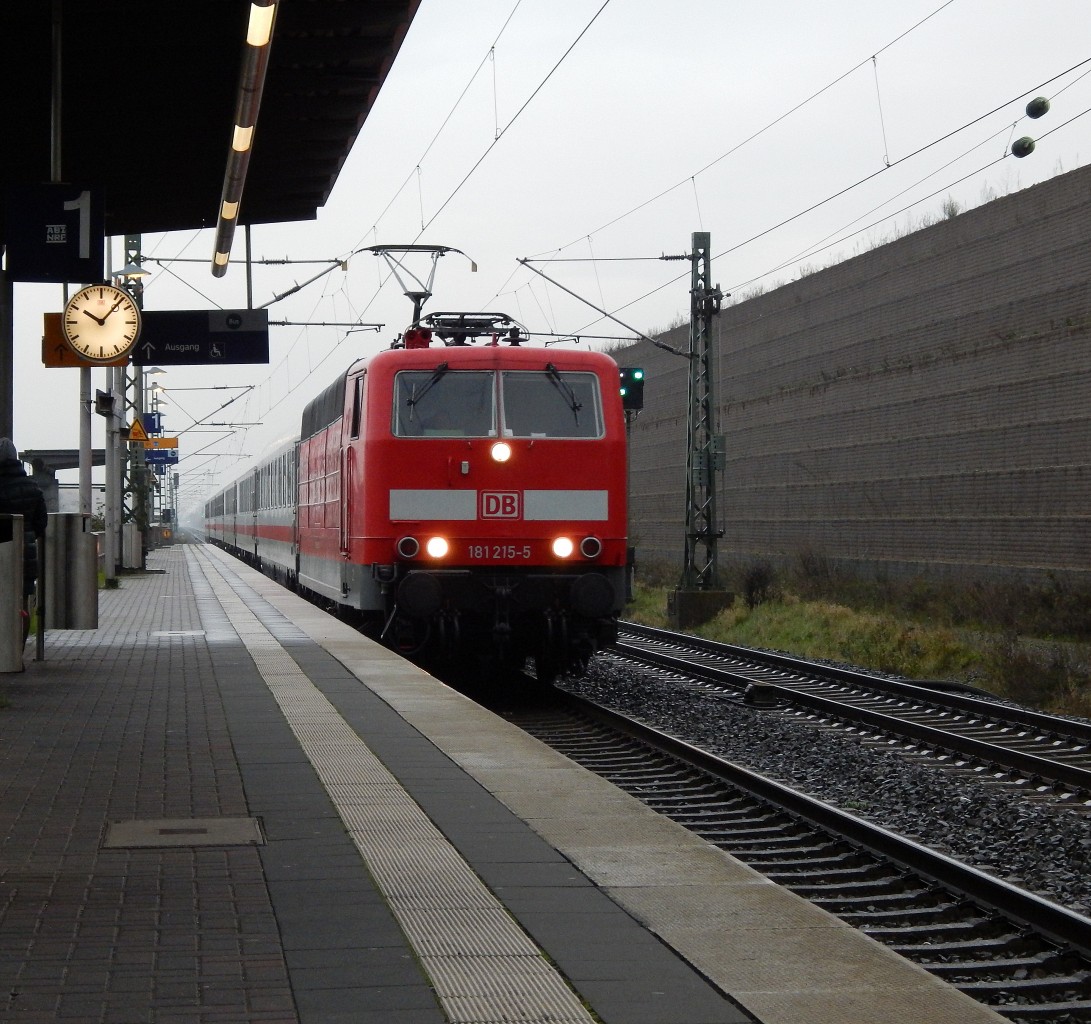 Der PbZ 2470 am 15.11 war sehr monoton. Leider waren heute nur IC Wagen benötigt welche 181 215-5 ziehen durfte. Hier fährt sie gerade im Regen durch Allerheiligen.

15.11.2014
