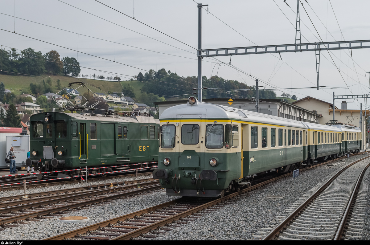Der Pendelzug des Vereins Pendelzug Mirage ist am 1. Oktober 2016 gerade in Huttwil eingetroffen und wird nun auf ein Abstellgleis rangiert. Daneben steht der BDe 2/4 240 des VHE.