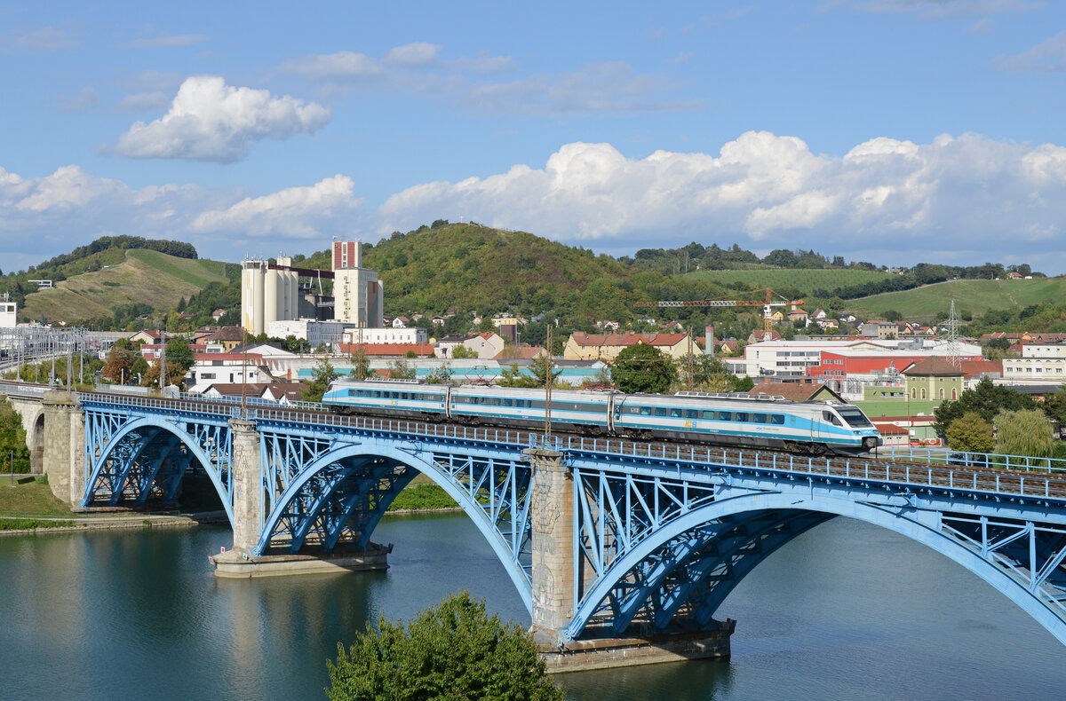 Der Pendolino 310 001 fuhr am Nachmittag des 18. September 2021 als S2 519 von Maribor nach Ljubljana, und wurde von mir bei dessen Überquerung der Drau bildlich festgehalten.