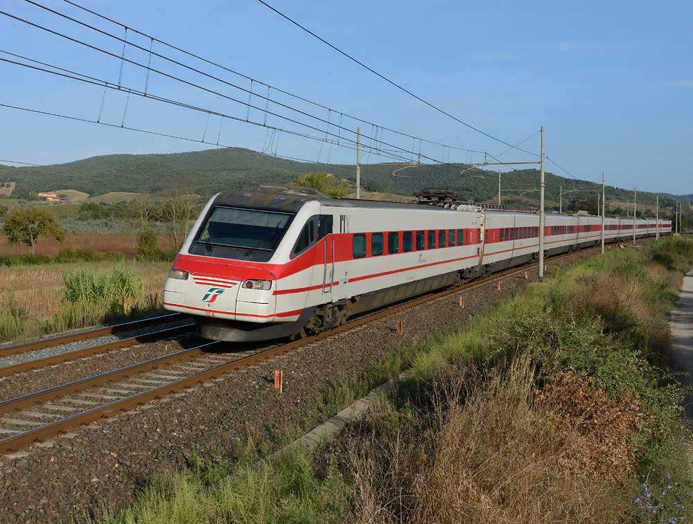 Der Pendolino ETR 460 022 war am 10.09.2013 als ES 9761  FRECCIABIANCA  von Genova Principe nach Roma Termini unterwegs und wurde von mir unweit der ehemaligen Bergbaustadt Gavorrano kurz vor dem Halt in der toskanischen Provinzhauptstadt Grosseto fotografiert