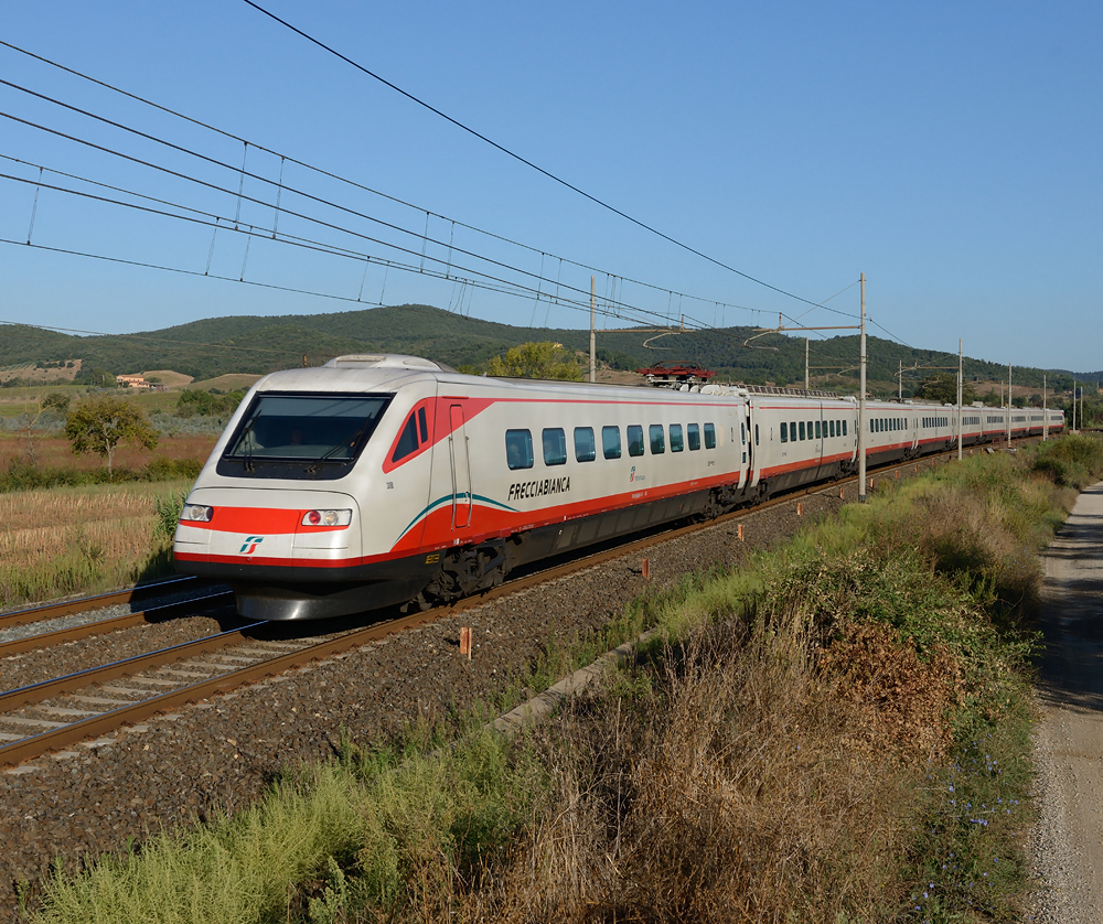 Der Pendolino ETR 460 030 war am 13.09.2013 als ES 9761  FRECCIABIANCA  von Genova Principe nach Roma Termini unterwegs und wurde von mir unweit der ehemaligen Bergbaustadt Gavorrano kurz vor dem Halt in der toskanischen Provinzhauptstadt Grosseto fotografiert. 