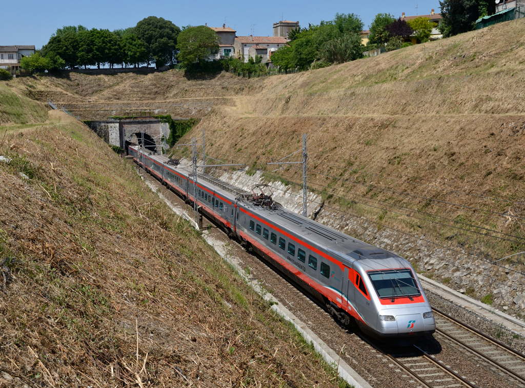 Der Pendolino ETR 485 033 in  FRECCIARGNTO -Lackierung war am 18.05.2014 mit dem  Eurostar ES 9464 nach Miilano Centrale unterwegs, und wurde von mir mittels Nachschuss in San Giorgio in Salici fotografiert.