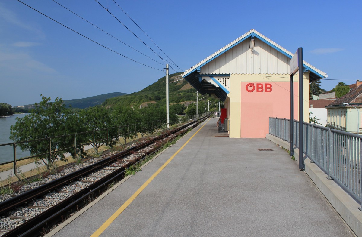 Der Personenbahnhof von Hainburg an der Donau bei Km 50,9 bietet dem wartenden Fahrgast eine schönen Blick auf die Donau (links im Bild), Juli 2012