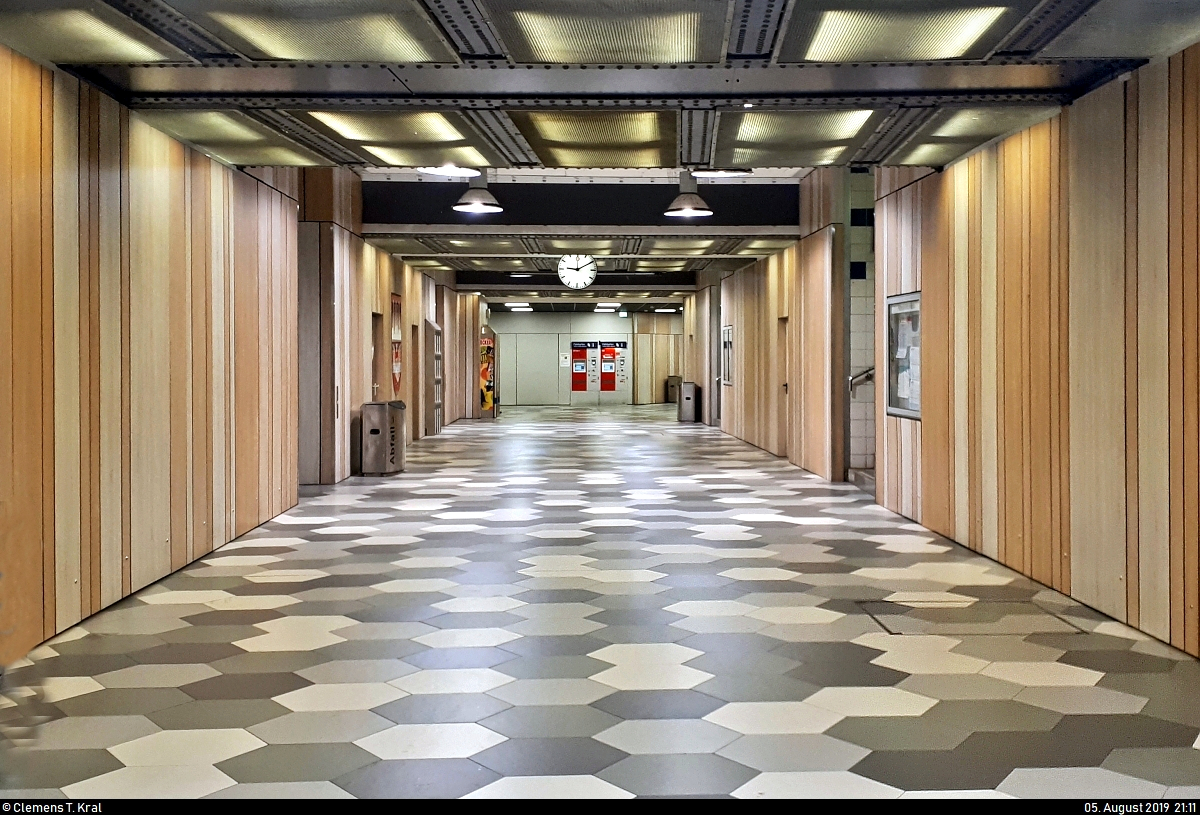 Der Personentunnel des Bahnhofs Neumünster präsentiert sich in einem einladenden Zustand. Das hatte ich, verglichen mit den Bahnsteiganlagen, so nicht erwartet.
[5.8.2019 | 21:11 Uhr]