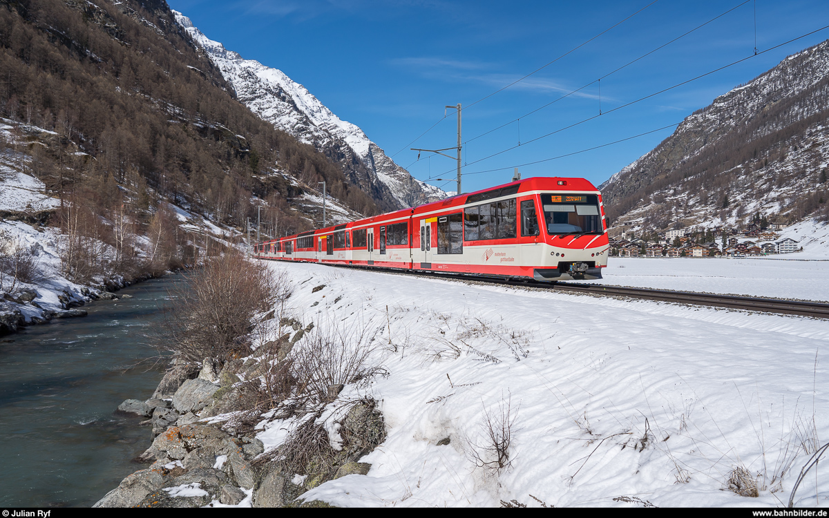 Der Personenverkehr auf der BVZ wird zum grössten Teil von KOMET-Triebzügen in allen möglichen Formationen bewältigt. Ein Zug aus Visp mit führendem Gelenksteuerwagen am 16. März 2019 zwischen Täsch und Zermatt.
