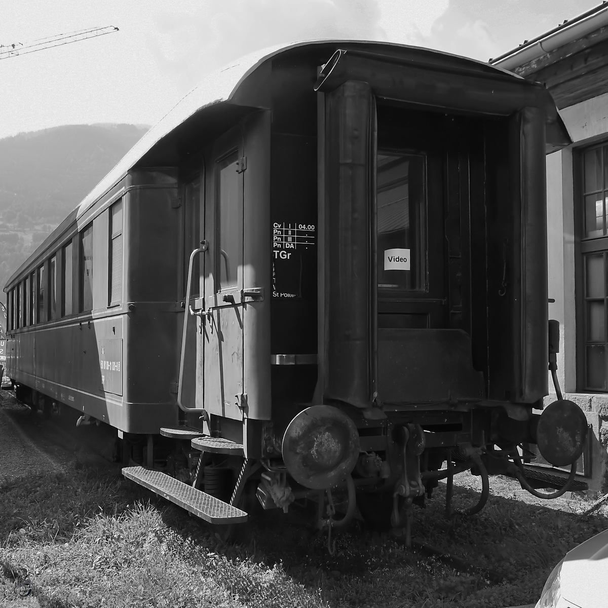 Der Personenwagen 50 81 08-11 001-8 Görlitz von 1942 war Ende August 2019 im Außenbereich des Heizhauses Lienz abgestellt.