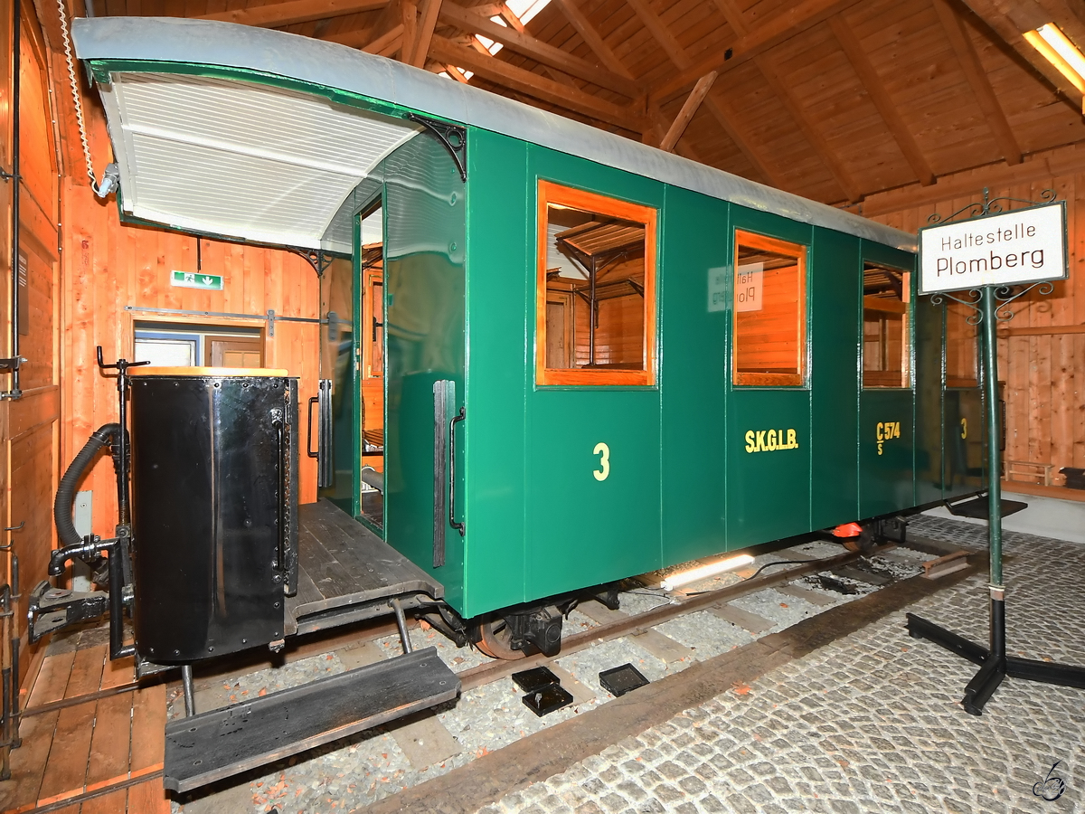 Der Personenwagen C/s 574 ist Teil der kleinen Ausstellung des Museums der Ischler Bahn in Mondsee. (August 2020)