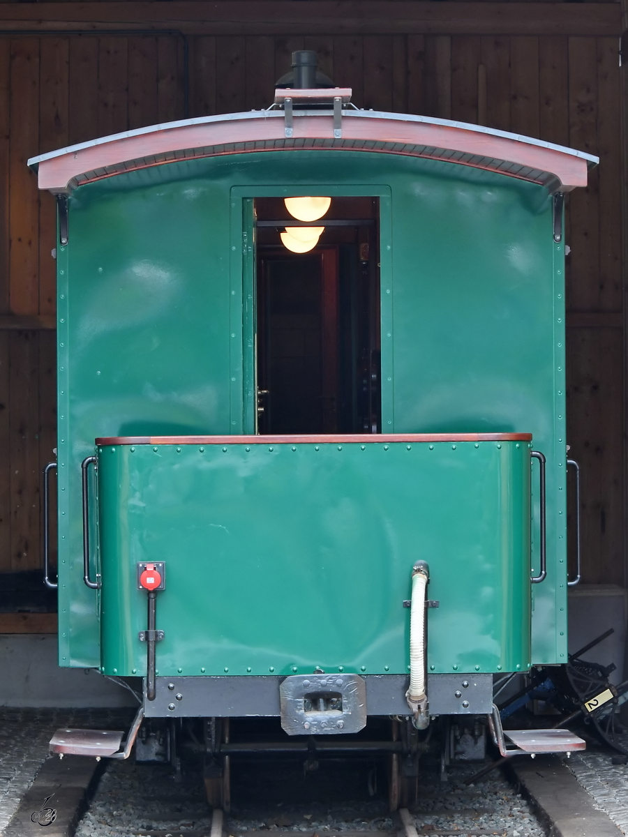 Der Personenwagen Nr. 1 vom Typ S stammt aus dem Jahr 1890 wurde 1908 umgebaut und ist jetzt Teil der kleinen Ausstellung des Museums der Ischler Bahn in Mondsee. (August 2020)