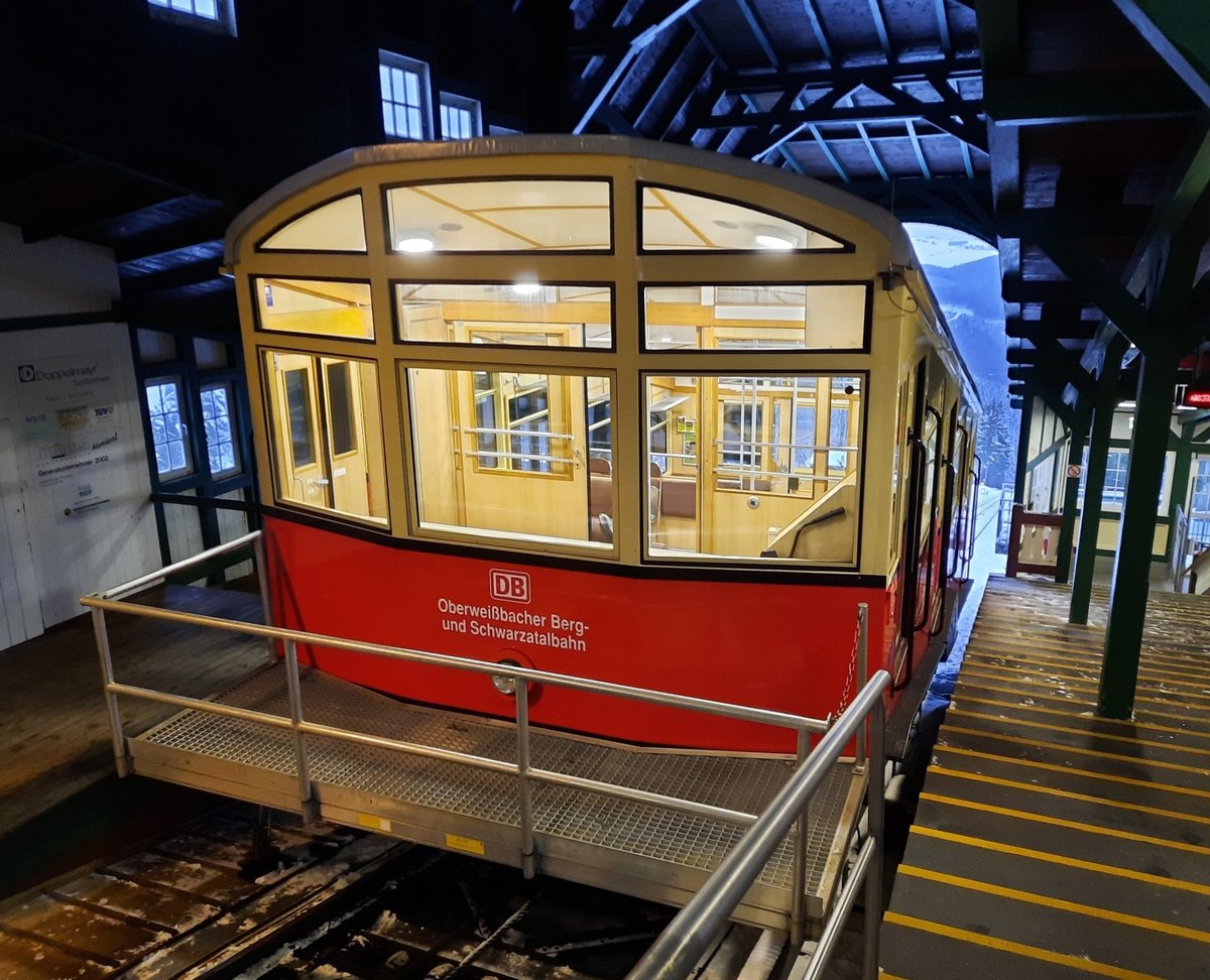 Der Personenwagen der Thüringer Bergbahn als RB 29845 nach Obstfelderschmiede, am 27.01.2021 in Lichtenhain (a d Bergbahn).