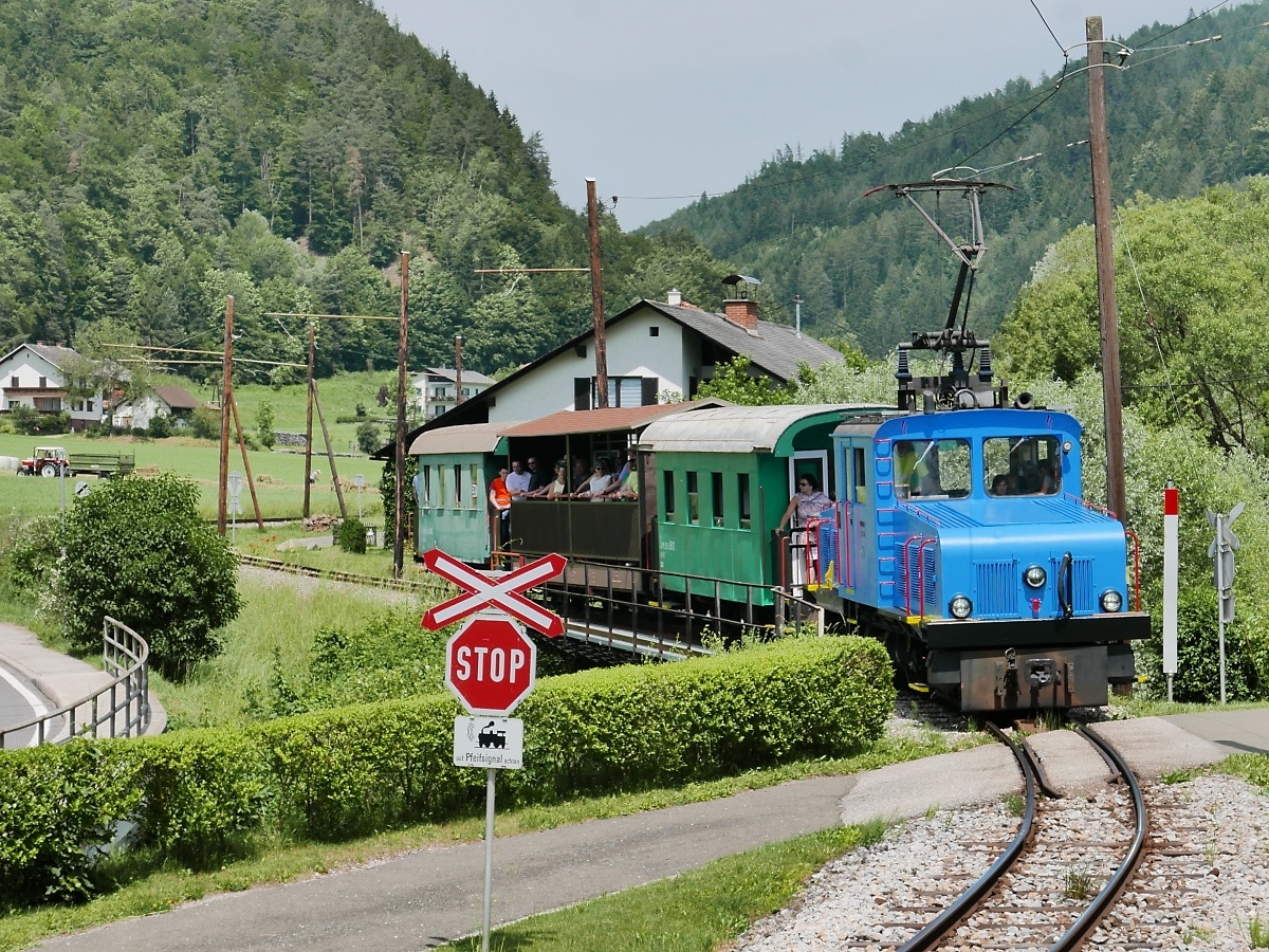 Der Personenzug der Breitenauerbahn mit Lok E4 überquert den Breitenauer Bach erneut in Mautstatt am 10.06.2019