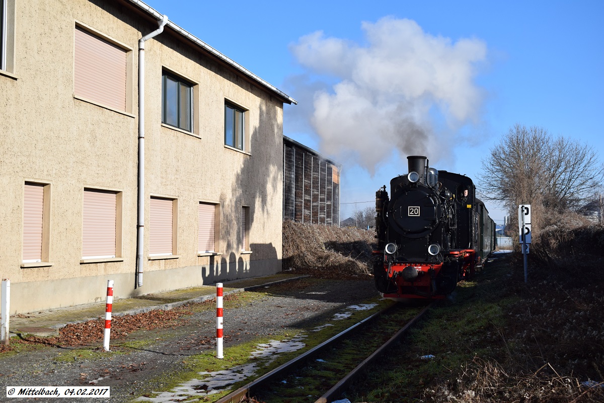 Der Personenzug hat am 04.02.2017 Benndorf fast erreicht und befindet sich nun kurz vor der Straßendurchfahrt in Klostermansfeld.