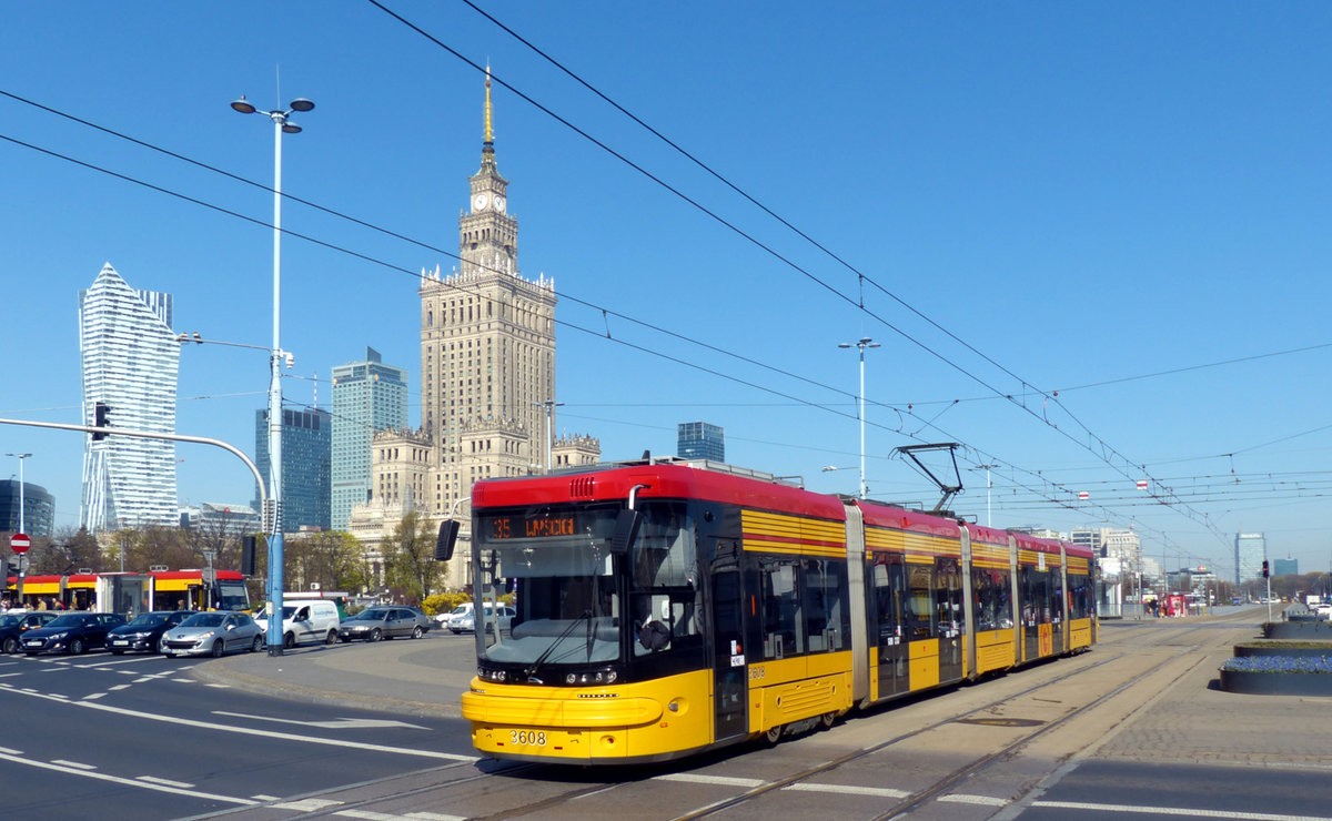 Der PESA 128N besticht durch eine markante, streitbare Form. In Warschau verkehren 45 dieser in den Jahren 2014 und 2015 beschafften Straßenbahnzüge. 17.4.2019, Centrum