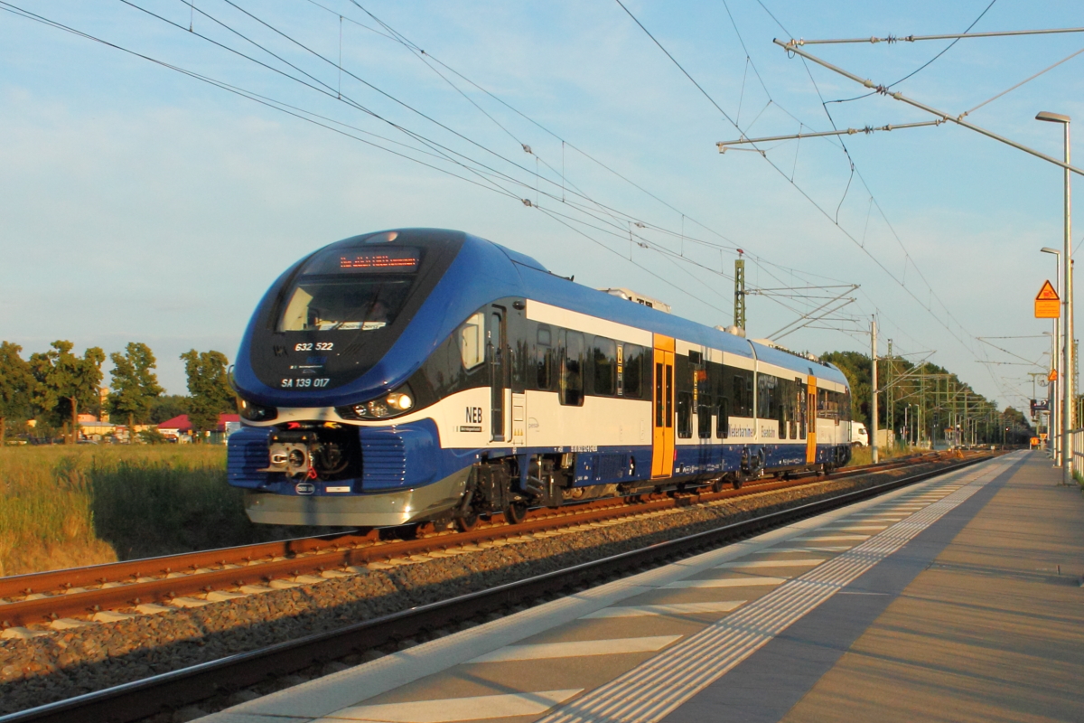 Der PESA Link 632 522 (SA 139 017) auf der RB 54 von Berlin Gesundbrunnen nach Rheinsberg (Mark) als RB 61197 am 27.06.2016 in Nassenheide.