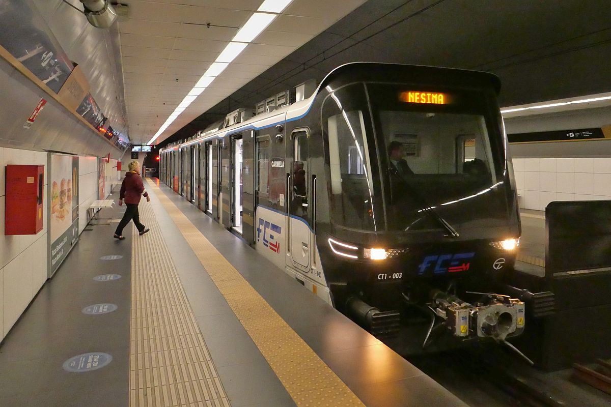 Der im Pininfarina-Design entworfene und von der Firma Titagarh Firema gebaute elektrische Triebwagen CTI-003 am 17.11.2022 in der derzeitigen Endstation 'Stesicoro' der U-Bahn der Stadt Catania (Metropolitana di Catania). Der erste Triebwagen vom Typ CTO (CTI-001) wurde am 01.04.2022 in Betrieb genommen.