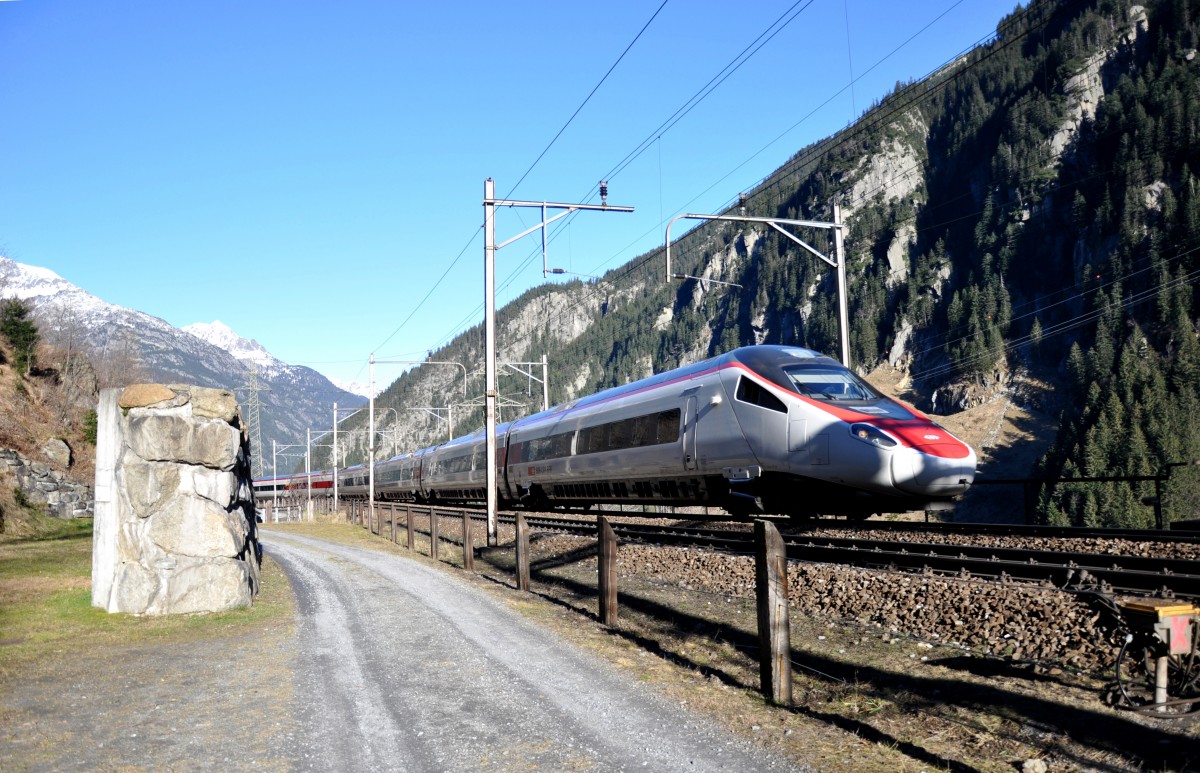 Der  Pinocchio  (ETR 610) hat den Gotthard erklommen und entschwindet in Kürze im Gotthardtunnel. Aufgenommen am 23.12.2014