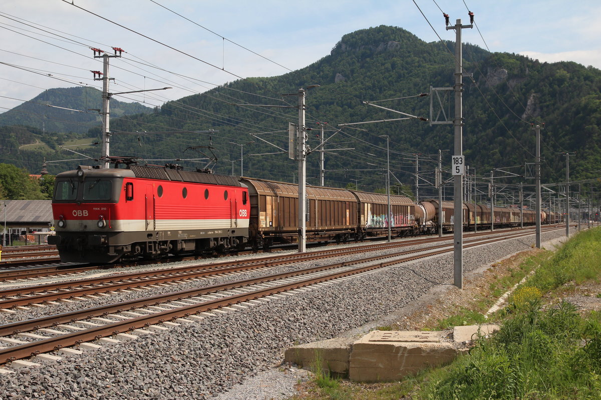 Der planmäßige Außerplanzug SNG91960 von Frohnleiten nach Graz Vbf wurde am 22.5.2020 mit der 1144 210 bespannt und wartet in Frohnleiten auf die Abfahrt.
Interessant ist, dass der Zug entgegen des Endpunktes der Südbahn eine gerade Zugnummer besitzt. 