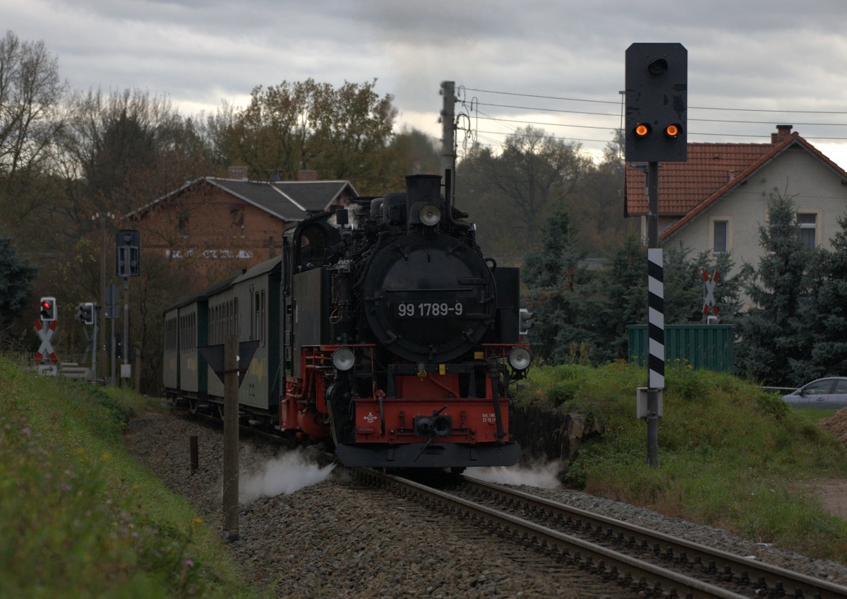 Der planmige Zug nach Moritzburg,P 3006 13:17 Uhr ab Friedewald Bad,99 1789 - 9
ist die Zuglok. 02.11.2013