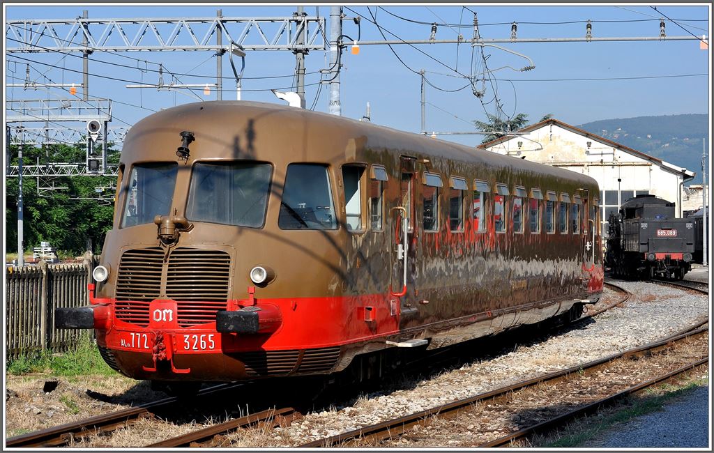 Der prchtige ALn 772 3265 machte sich neben der Dampflok 685 089 soeben fr eine Sonderfahrt startklar. Pistoia. (19.06.2013)