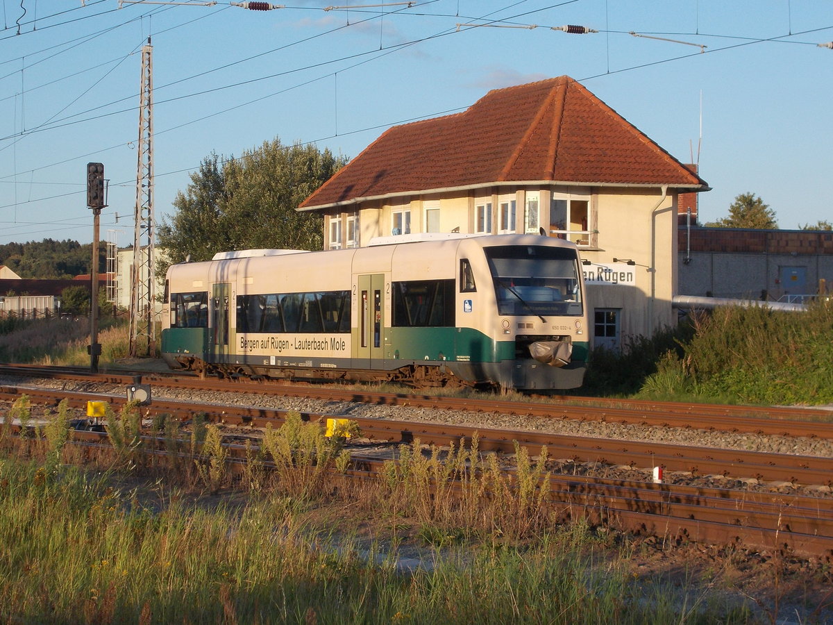 Der PRESS VT650 032 passierte am Abend,vom 27.August 2017,das Weichenwärterstellwerk W1 von Bergen/Rügen.Nach Jahrzehnten wird im kommenden Jahr das Stellwerk nicht mehr besetzt sein und die Arbeit vom zukünftigen Estw Bergen/Rügen übernommen.
