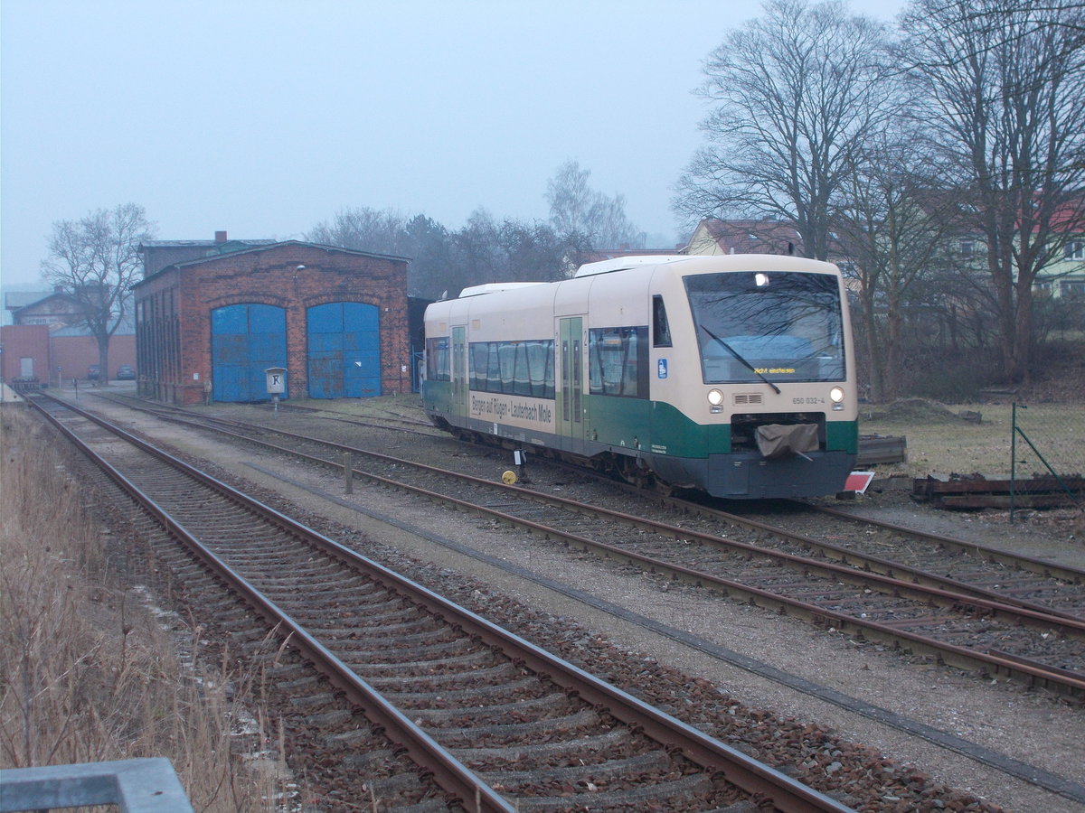 Der PRESS VT650 032,am 02.Februar 2017,auf dem Weg zum Lokschuppen in Bergen/Rügen.