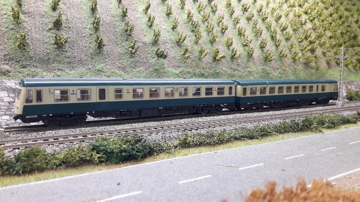 Der Prototyp der 628er Baureihe, 628.0 durchfährt das schöne Weintal in Harrstadt
Bis heute hat kein Hersteller, außer Lima in den 80er Jahren, dieses Modell gebracht. Das Modell wurde nachdigitalisiert. 
