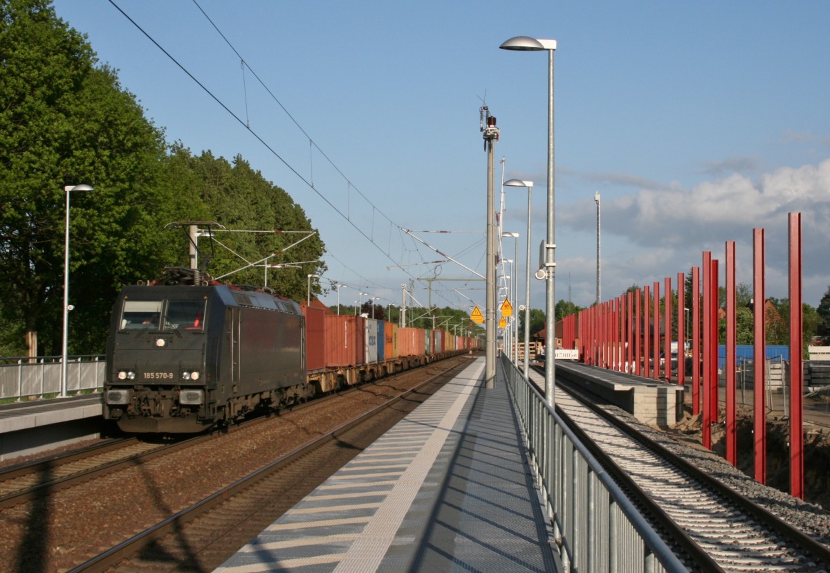 Der provisorische Bahnsteig in Radbruch whrend des dreigleisigen Streckenausbaus; rechts das noch nicht in Betrieb genommene 3. Gleis, links 185 570 mit DGS 98900 (boxXpress, Nrnberg Hafen–Hamburg-Waltershof) am 12.05.2012