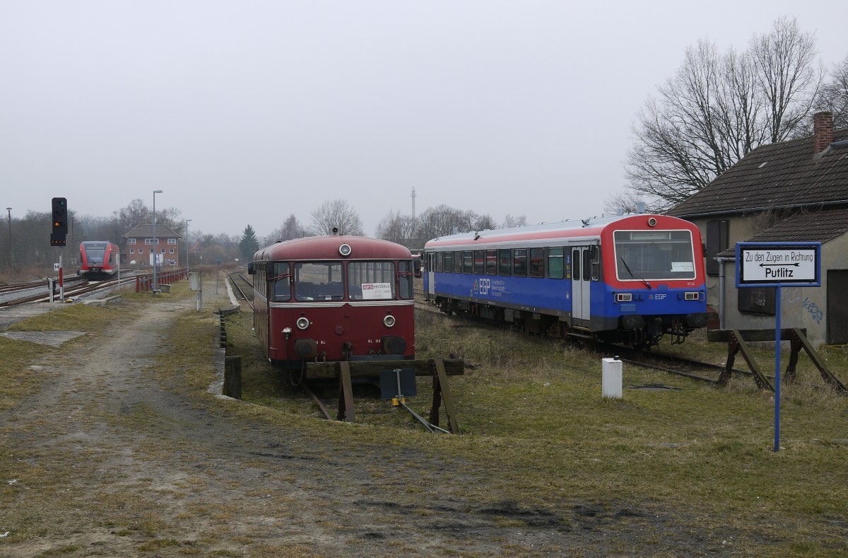 Der Putlitzer Bahnhof in Pritzwalk. Von links: DB-646 als RE 6 nach Wittenberge, die beiden EGP-Fahrzeuge 798 610 am Putlitzer Bahnsteig und VT 43 im Abstellgleis (6.3.14).