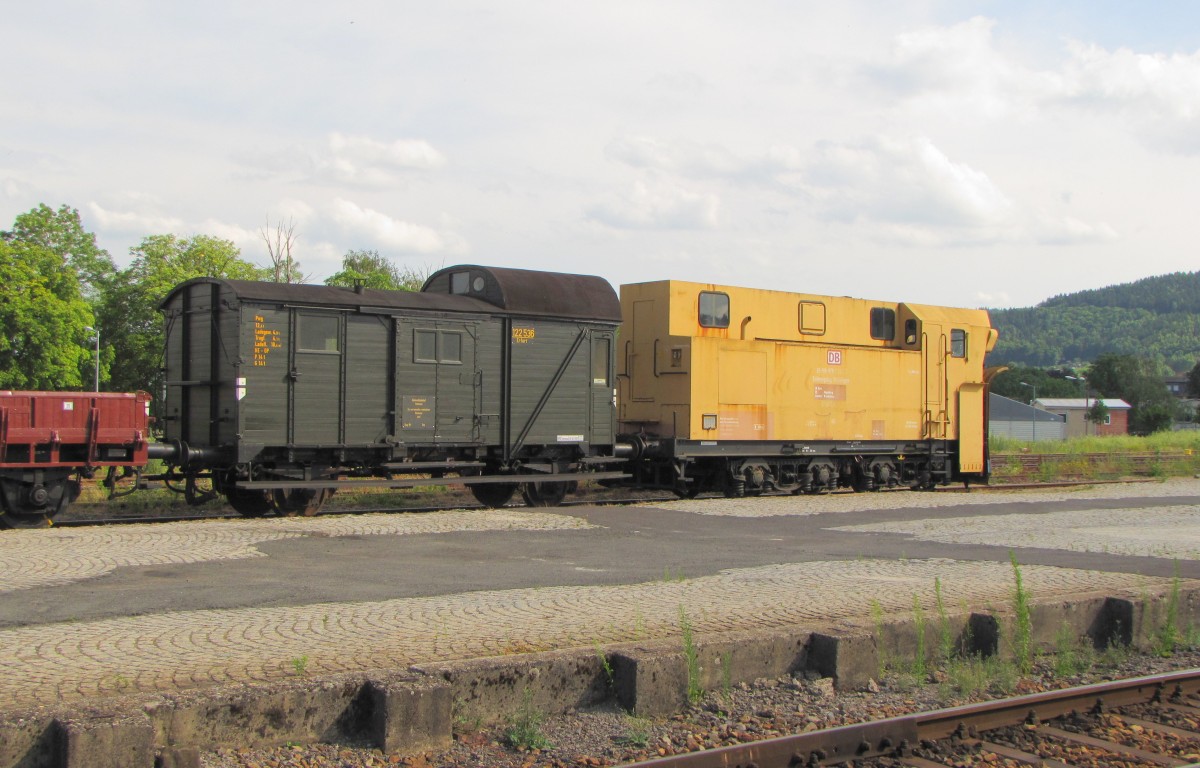 Der Pwg 122 536 Erfurt und der DB Schneeflug Meiningen 80-50-979 7 212-1 SPM 714, am 18.07.2015 in Ilmenau.