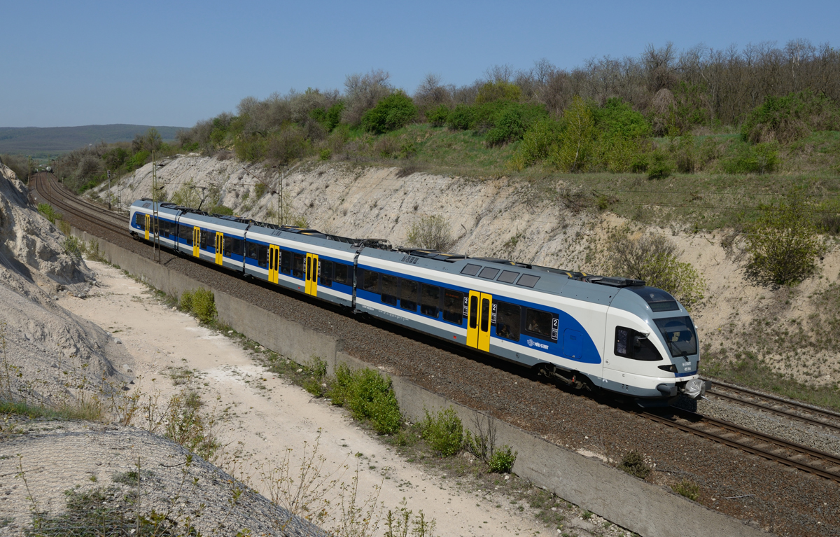 Der  R 4415 (415 104) von  Oroszlány  nach Budapest-Déli
hat die Station Szár soeben verlassen und wurde von mir am 18. Apirl 2018 ebendort fotografiert.
