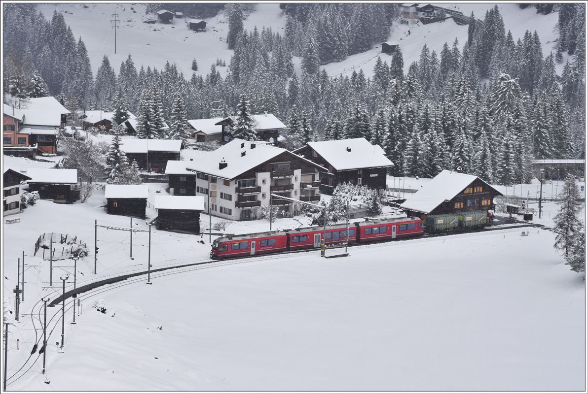 Der R1433 mit ABe 8/12 3510 und einem Kehrichtwagen wartet bereits in Litzirüti auf den Gegenzug. (19.04.2017)