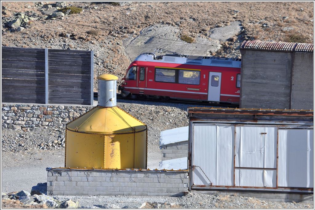 Der R1644 mit ABe 8/12 3511 verlässt soeben die Scala Galerie am Ende des Lago Bianco. (10.12.2015)