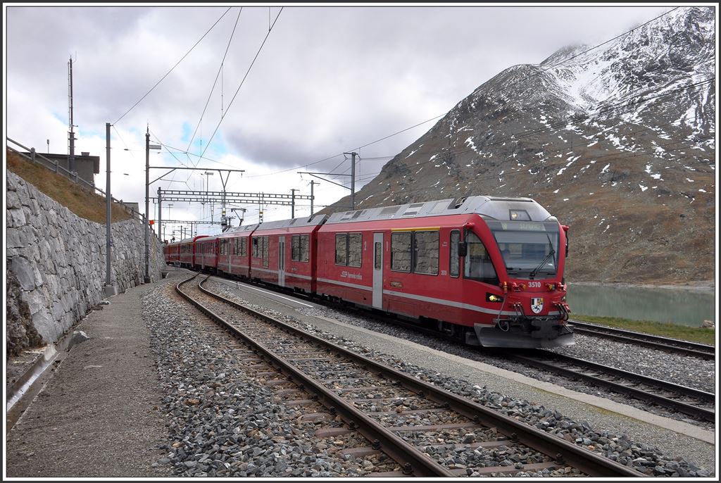 Der R1648 mit ABe 8/12 3510 aus dem Süden hat die Passhöhe in Ospizio Bernina 2253m ebenfalls erreicht. (08.10.2015)