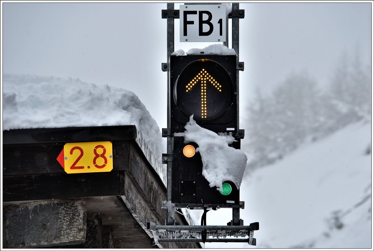 Der R1652 erhält den Abfahrbefehl in Alp Grüm. Die gelbe Tafel zeigt an wie weit die neuen Schneeschleudern ihre Aggregate ausfahren dürfen. (27.04.2017)