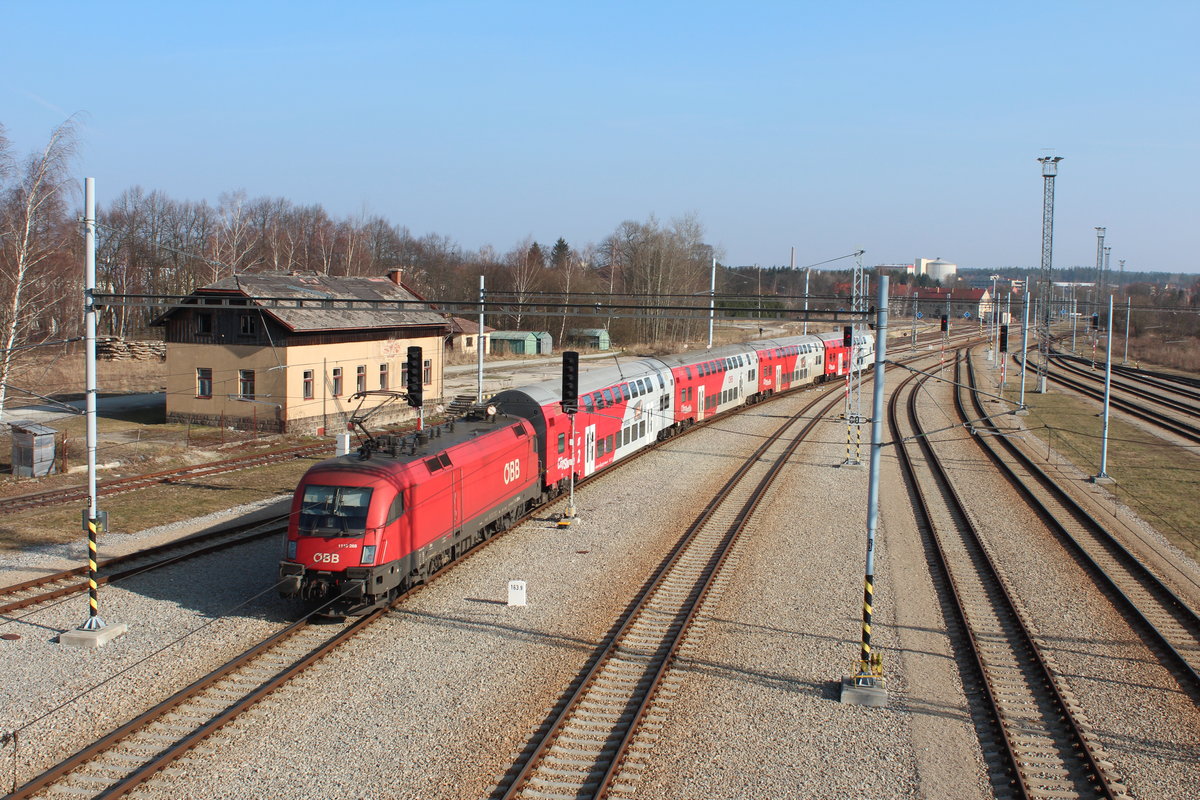 Der R2115 geschoben von 1116 268 verlässt am 8.3.2014 den Bahnhof Ceské Velenice in Richtung Wien Franz-Josefs Bahnhof.
