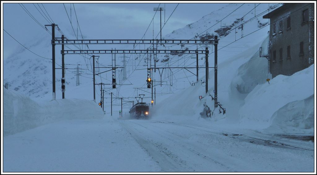Der R4324 aus Poschiavo setzt seine Fahrt fort Richtung St.Moritz. (22.02.2014)