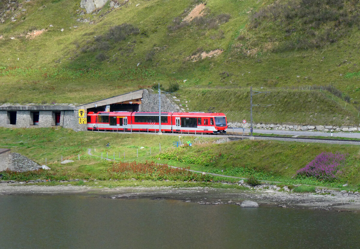 Der R45 verl�sst nicht nur die Schutzgalerie beim Oberalpsee, sondern auch den Kanton Uri Richtung Kanton Graub�nden. Die Kantonsgrenze befindet sich allerdings nicht beim Portal, sondern auf der Passh�he Oberalppass bzw beim Standort des Fotografen. Gut zu sehen ist der Wanderweg zwischen dem See und der Bahn. Oberalppass, 7.8.2026