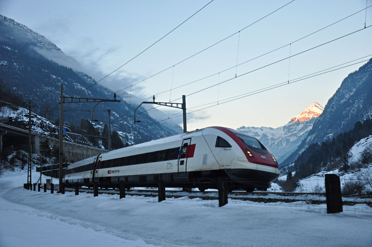 Der RABDe 500 008-8, welcher auf den Namen  Vincenzo Vela  getauft wurde, legt sich bei klirrender Kälte und allerletztem Tageslicht elegant in die Wattinger Kurve. Aufgenommen am 10.02.2015