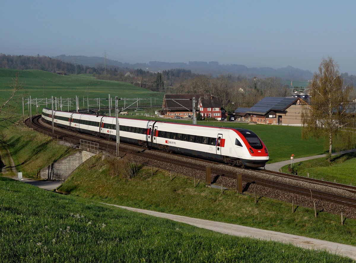 Der RABDe 500 023 als ICN nach St. Gallen am 08.04.2017 unterwegs bei Gossau.
