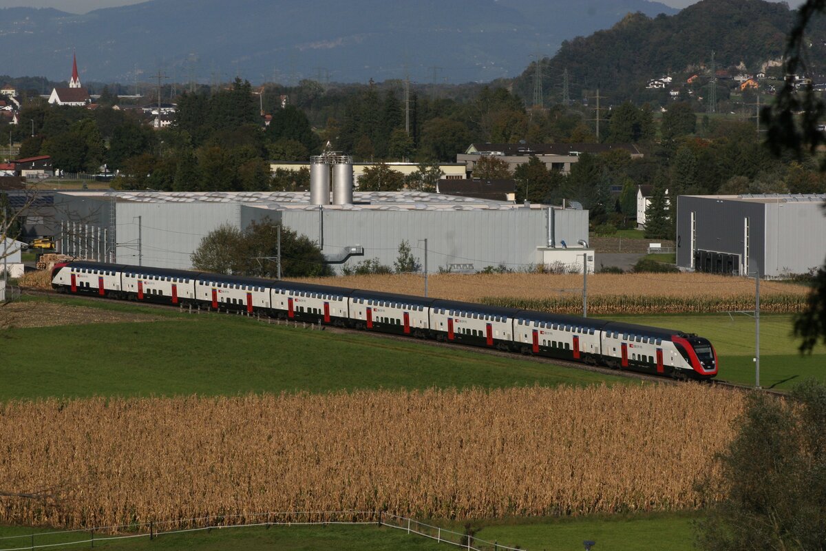 Der RABe 502 205  Freiburg / Fribourg  zieht als IR 13 südwärts nach Chur. Soeben hat er die Ortschaft Oberriet passiert und wird in einer Viertelstunde Buchs (SG) erreichen.

Oberriet Blatten, 15.10.2021