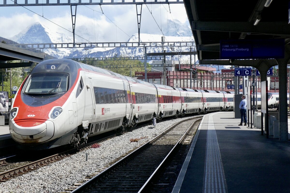 Der RABe 503 011 mit einer weiteren Einheit am 27.4.24 bei der Einfahrt in den Bahnhof Thun.