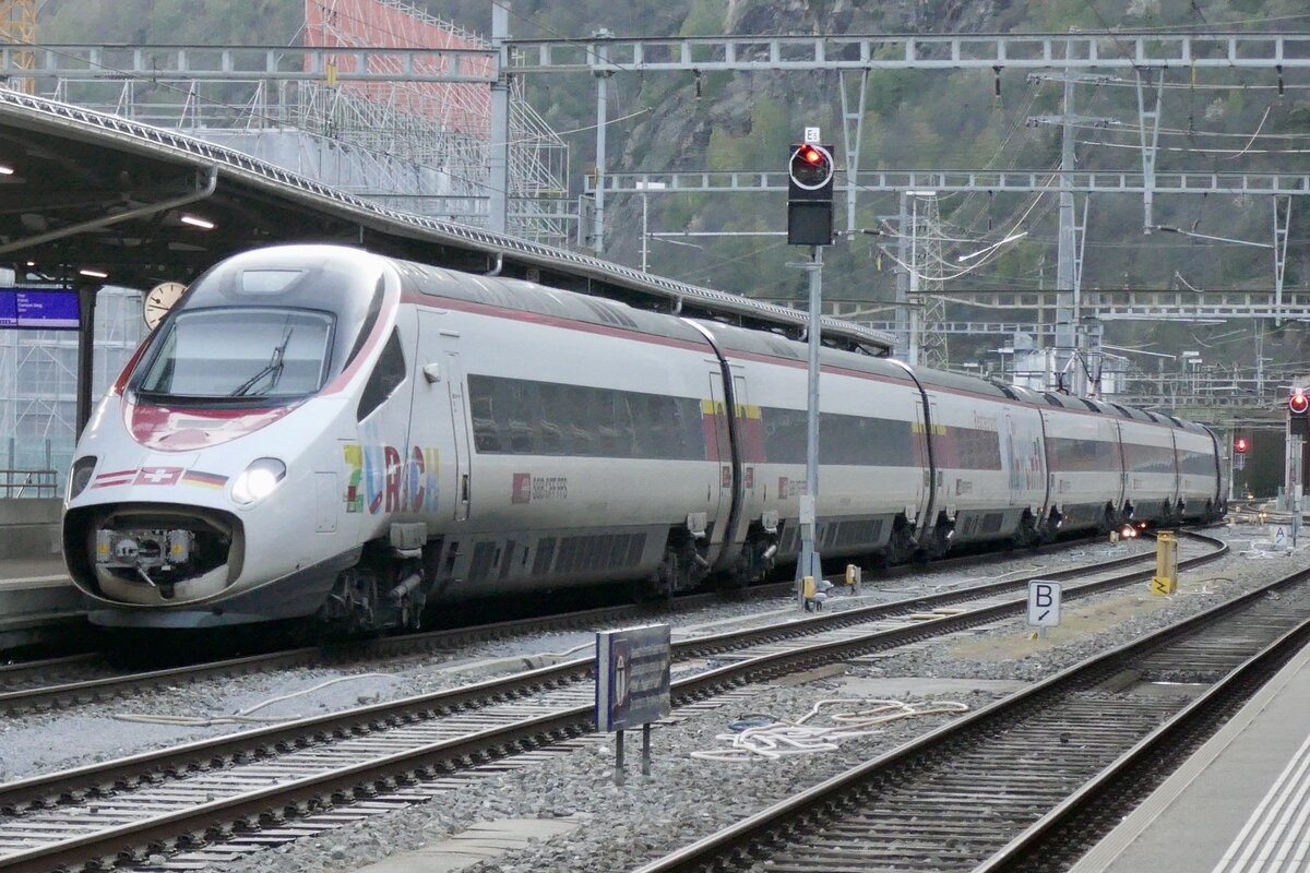 Der RABe 503 018 mit der  Zürich - München  Beklebung am 8.4.26 im Bahnhof Brig.