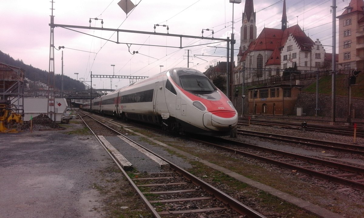 Der RABe 503 ist ein eher seltener Gast in der Ostschweiz. Wenn die deutsche Strecke zwischen Lindau und München dann mal elektrifiziert ist, soll er jedoch fleissiger auf der Linie zwischen Zürich und der bayrischen Metropole verkehren. Zur Zeit finden in der Region am Bodensee Testfahrten statt. Wenn dann mal eine Pause drin liegt, steht der RABe 503 017 im Abstellbereich des Bahnhofs St. Gallen.
Mein Standort ist ein öffentlicher Kiesparkplatz neben dem Gleis.

St. Gallen GB, 02.04.2019