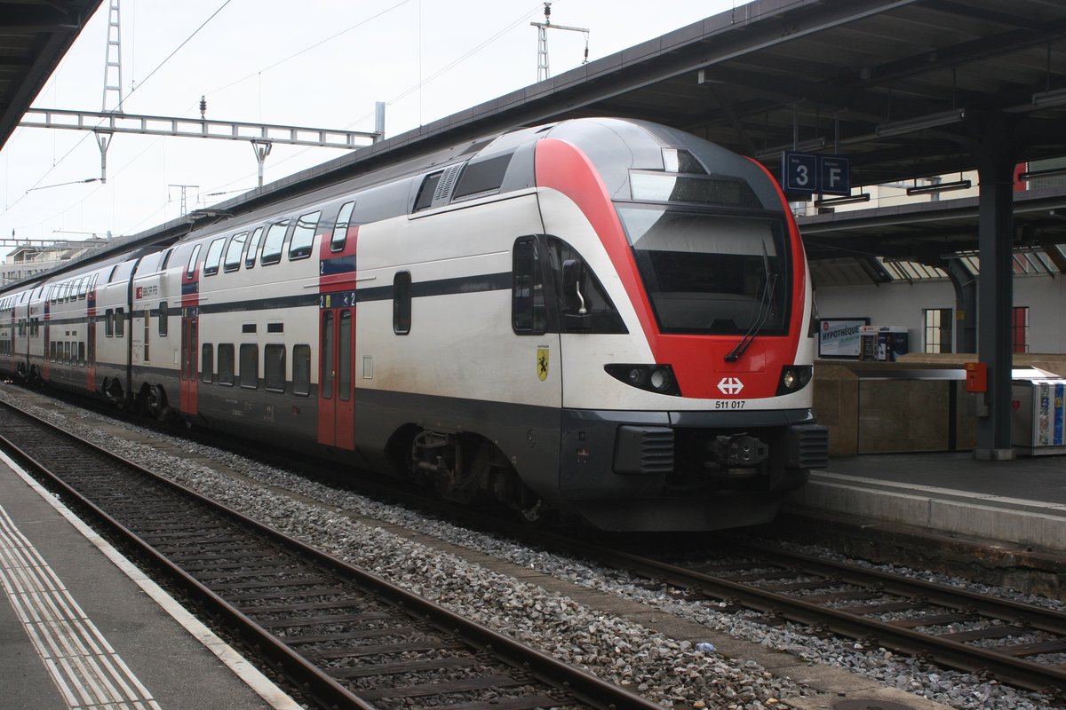Der RABe 511 017  Schaffhausen  wurde an diesem 3. Mai als Regioexpress nach Vevey eingesetzt. Hier im Bahnhof Genf auf die Abfahrt wartend.

Genève Cornavin, 03.05.2020