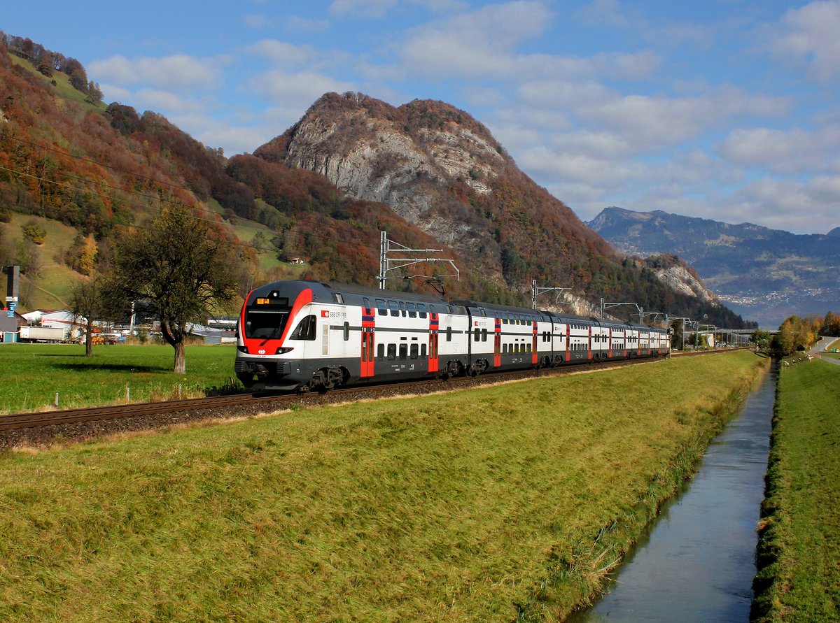 Der RABe 511 018 als Reintalexpress am 29.10.2016 unterwegs bei Vild.