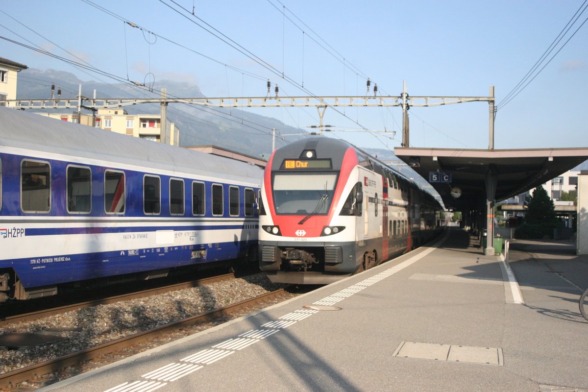 Der RABe 511 020 steht im Bahnhof Sargans als IR von Zürich nach Chur bereit und wartet auf das Asufahrtssignal.

Sargans, 23.08.2019