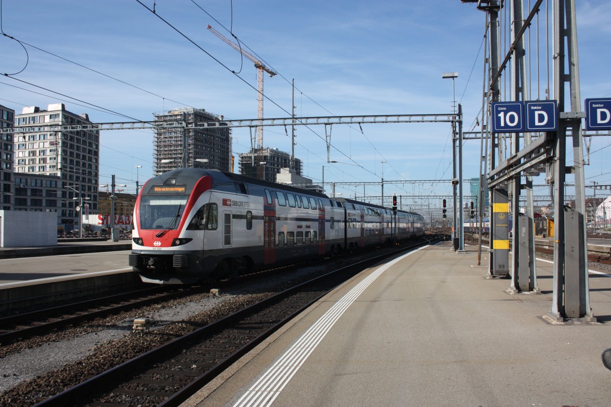 Der RABe 511 020 im Zürcher Hauptbahnhof. Die erst Einheit der Doppeltraktion wurde soeben entkuppelt und weggestellt. Im Hintergrund werden die 50er Gleise abgebrochen. 