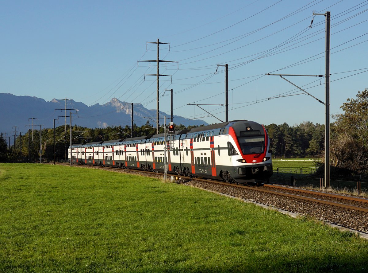 Der RABe 511 022 als RE nach Chur am 11.10.2017 unterwegs bei Wartau.