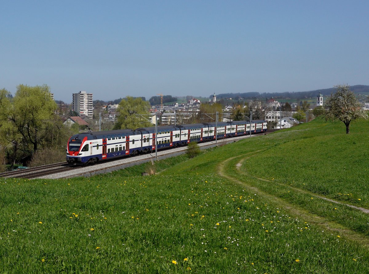 Der RABe 511 035 als RE am 08.04.2017 unterwegs bei Gossau.