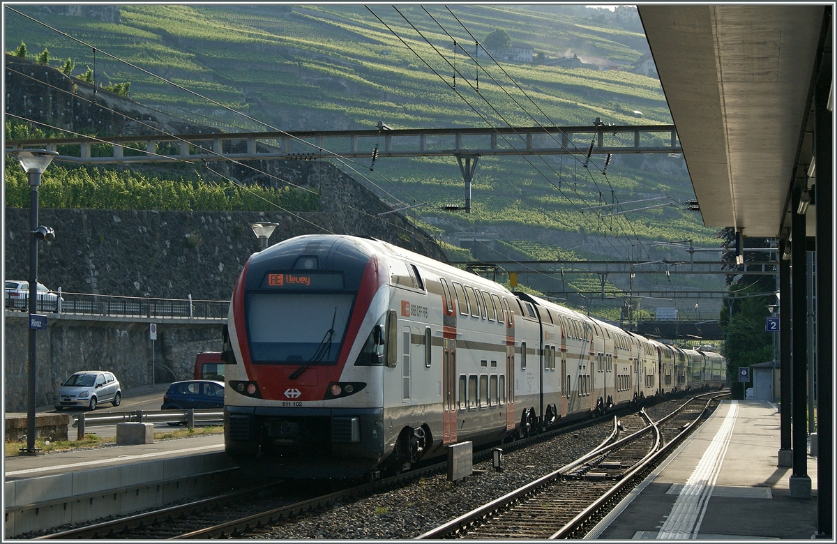 Der RABe 511 120 und 102 als RE 3209 auf dem Weg nach Vevey bei der Durchfahrt in Rivaz. 
7. Juli 2015